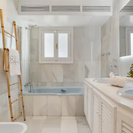 2 Bdr Next To The In Puerto Banus